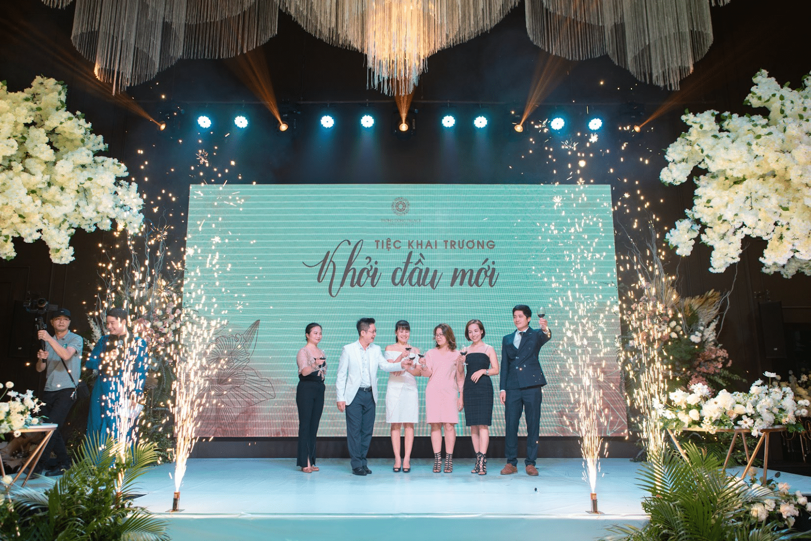 Khui rượu, nâng ly và khai tiệc