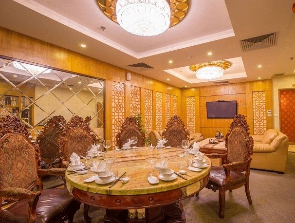 Không gian sang trọng của nhà hàng tổ chức tiệc công ty