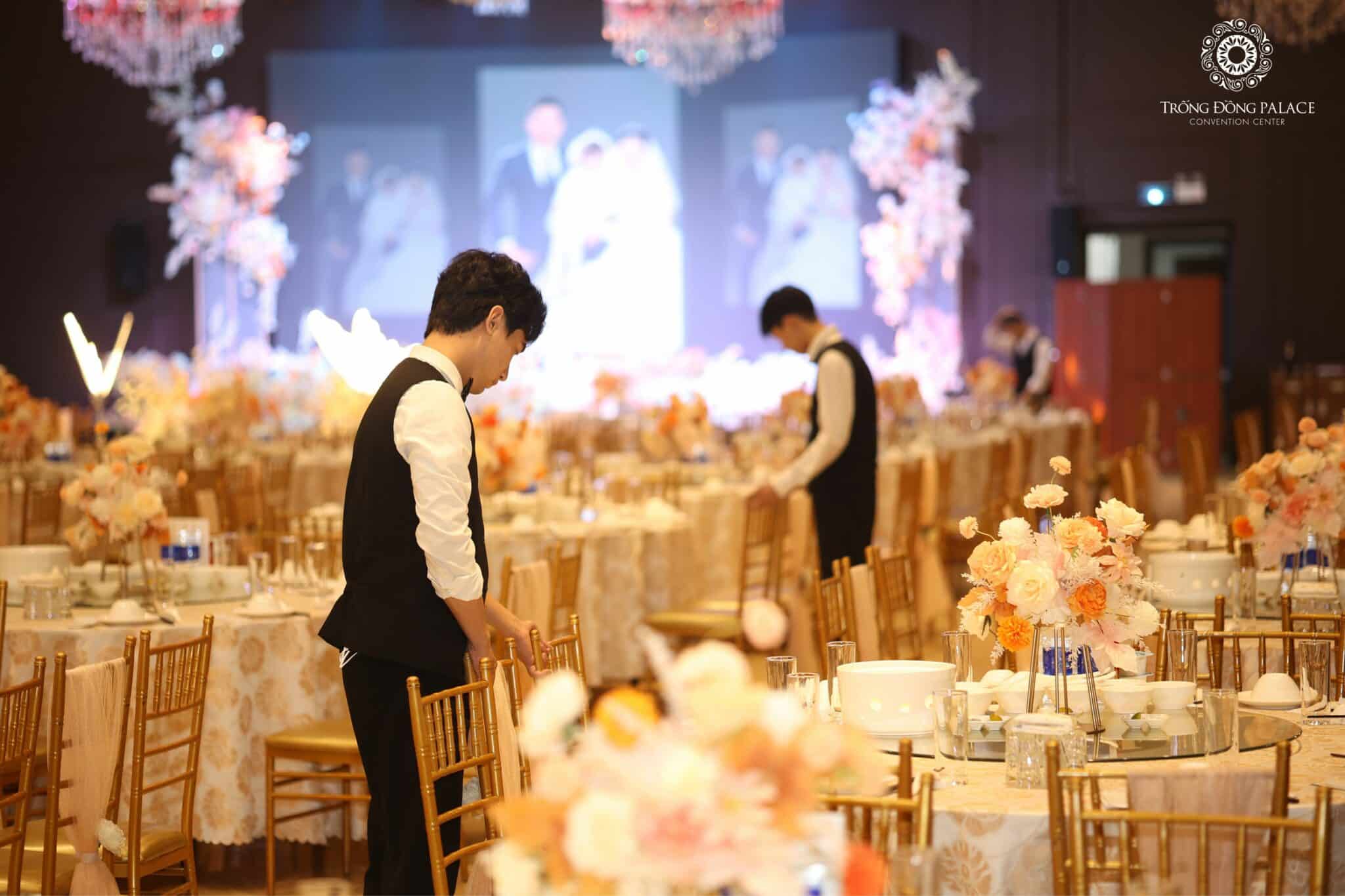 Trống Đồng Palace xây dựng một quy trình đào tạo nghiêm ngặt cho toàn bộ nhân viên trong hệ thống