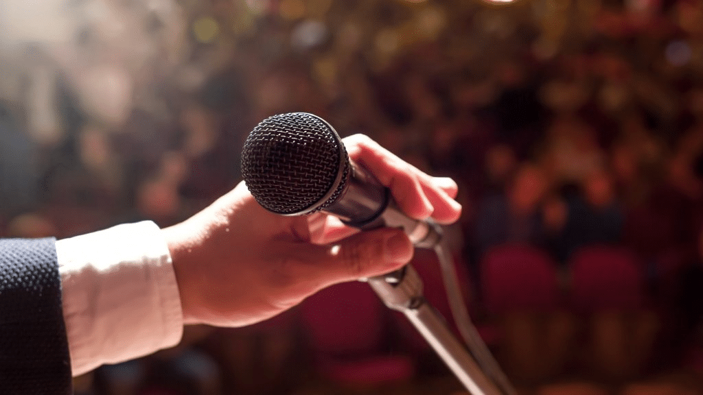 MC giới thiệu đại diện doanh nghiệp phát biểu sau khi khách mời đã sẵn sàng tham gia sự kiện