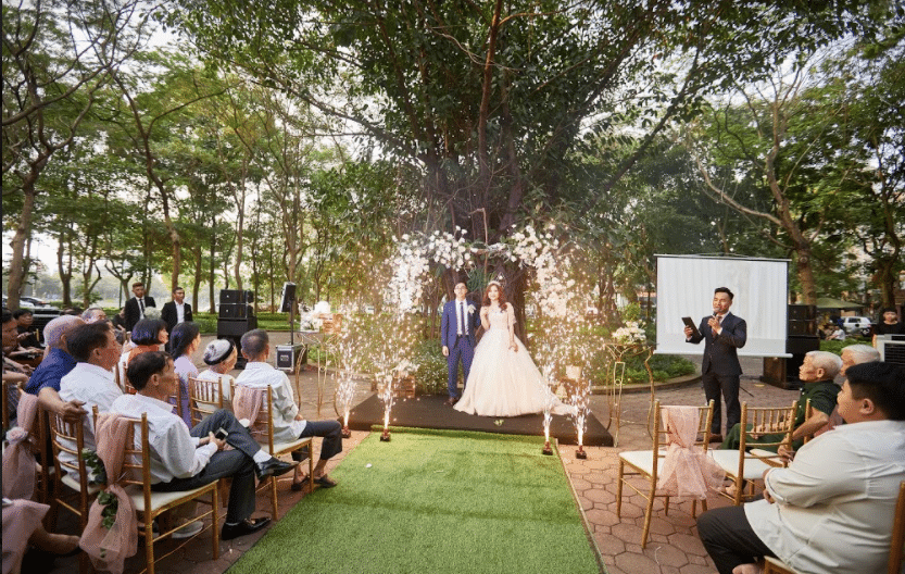 Bạn có thể bố trí ghế ngồi gần về phía sân khấu để khách mời tham dự phần lễ cưới thiêng liêng