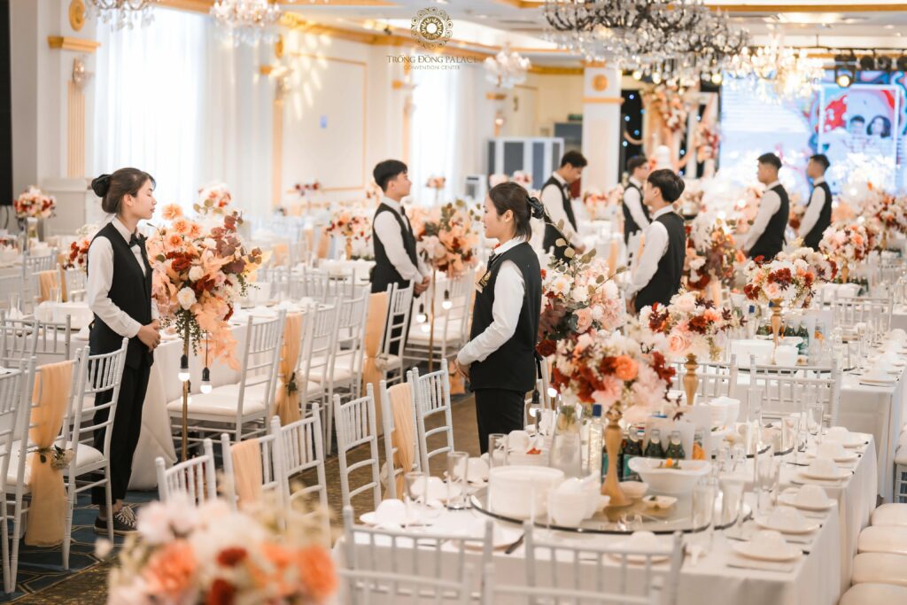 Đảm bảo nhân viên phục vụ tận tình, chuyên nghiệp và tận tâm với khách hàng