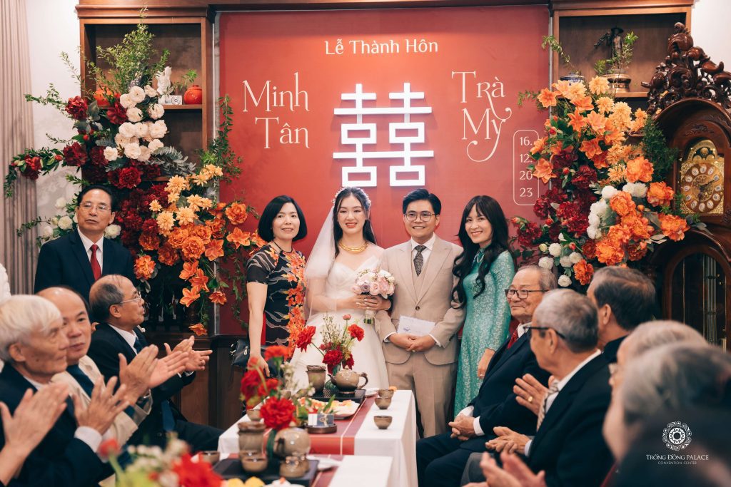 Sắc chủ đạo của phong cách này thường là đỏ, vàng, xanh lá - những gam màu tượng trưng cho may mắn, hạnh phúc