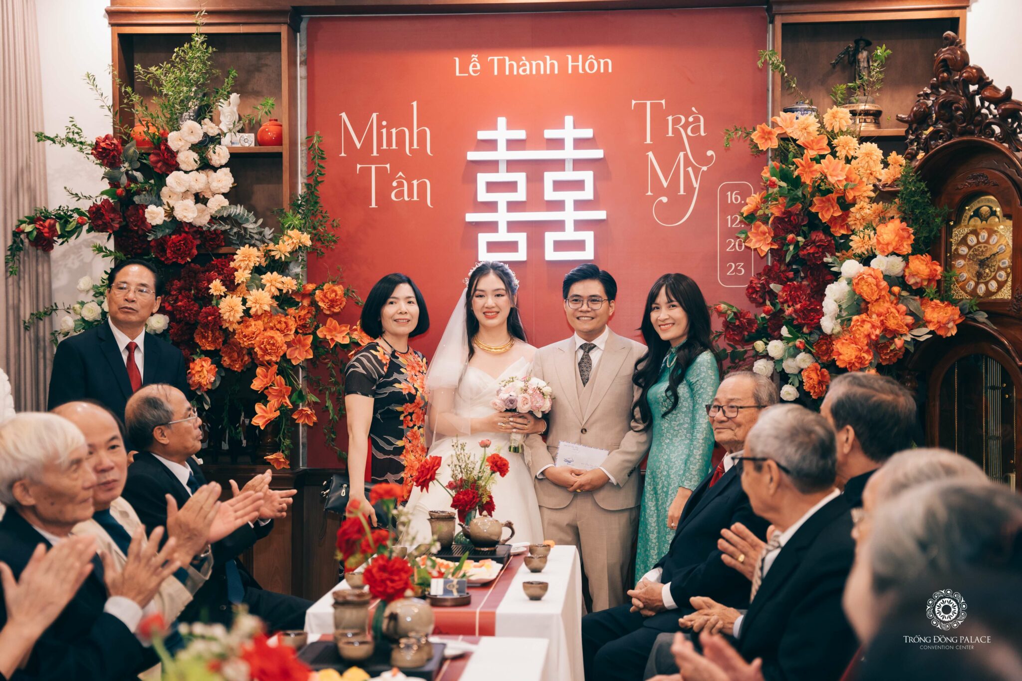Sắc chủ đạo của phong cách này thường là đỏ, vàng, xanh lá - những gam màu tượng trưng cho may mắn, hạnh phúc