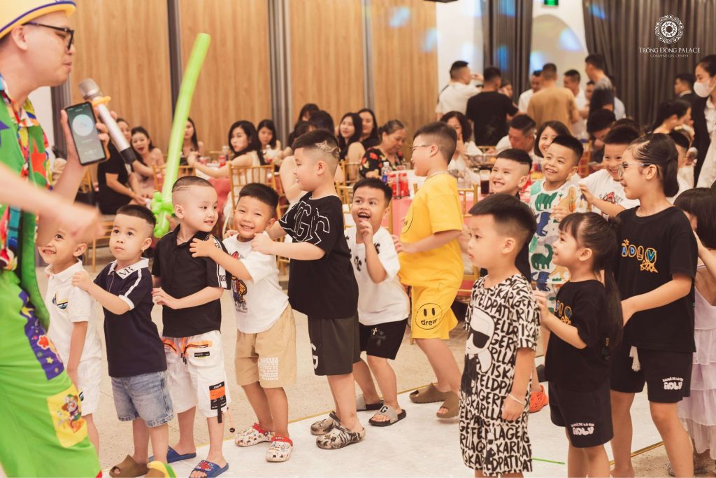 buổi tiệc vui nhộn và đầy ắp những tiếng cười khi tổ chức tiệc sinh nhật tại nhà
