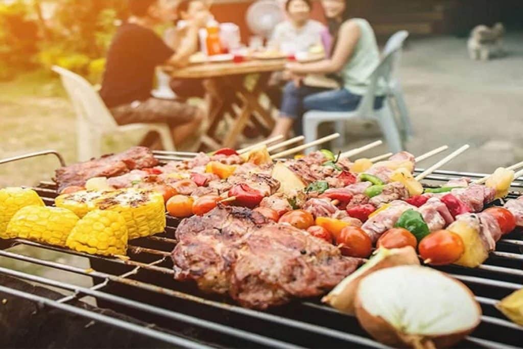 Tiệc sinh nhật BBQ ngoài trời