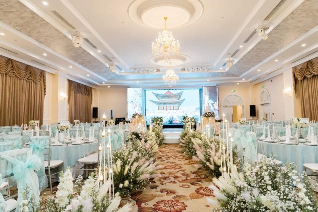 Trang trí tiệc cưới trong nhà