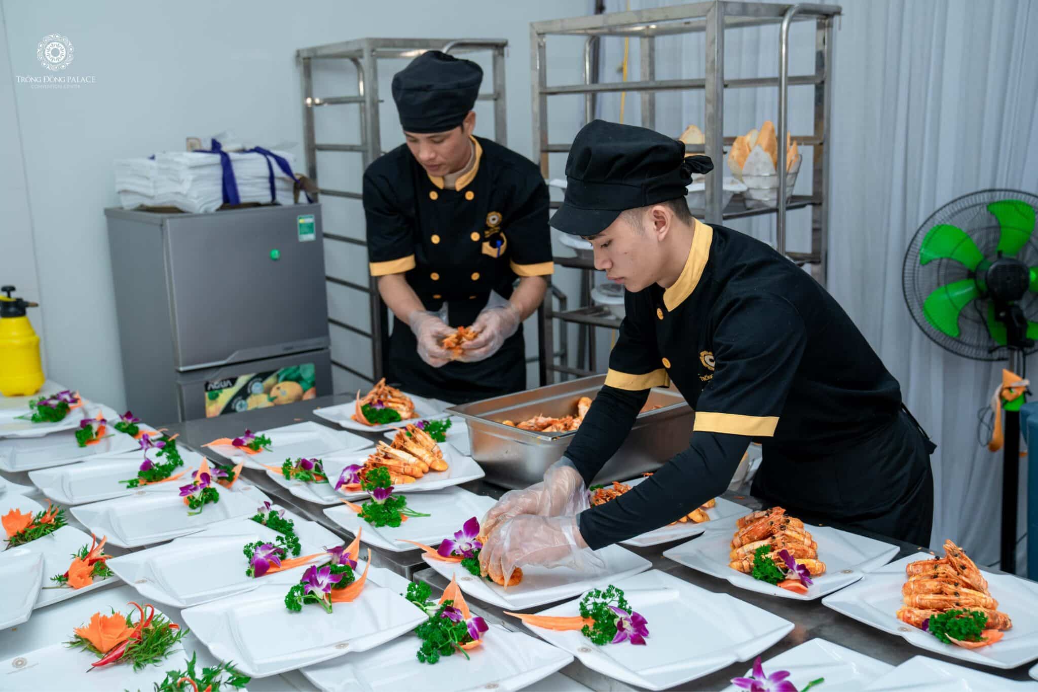 Đội ngũ đầu bếp của dịch vụ sẽ tiến hành nấu ăn và phục vụ các món ăn