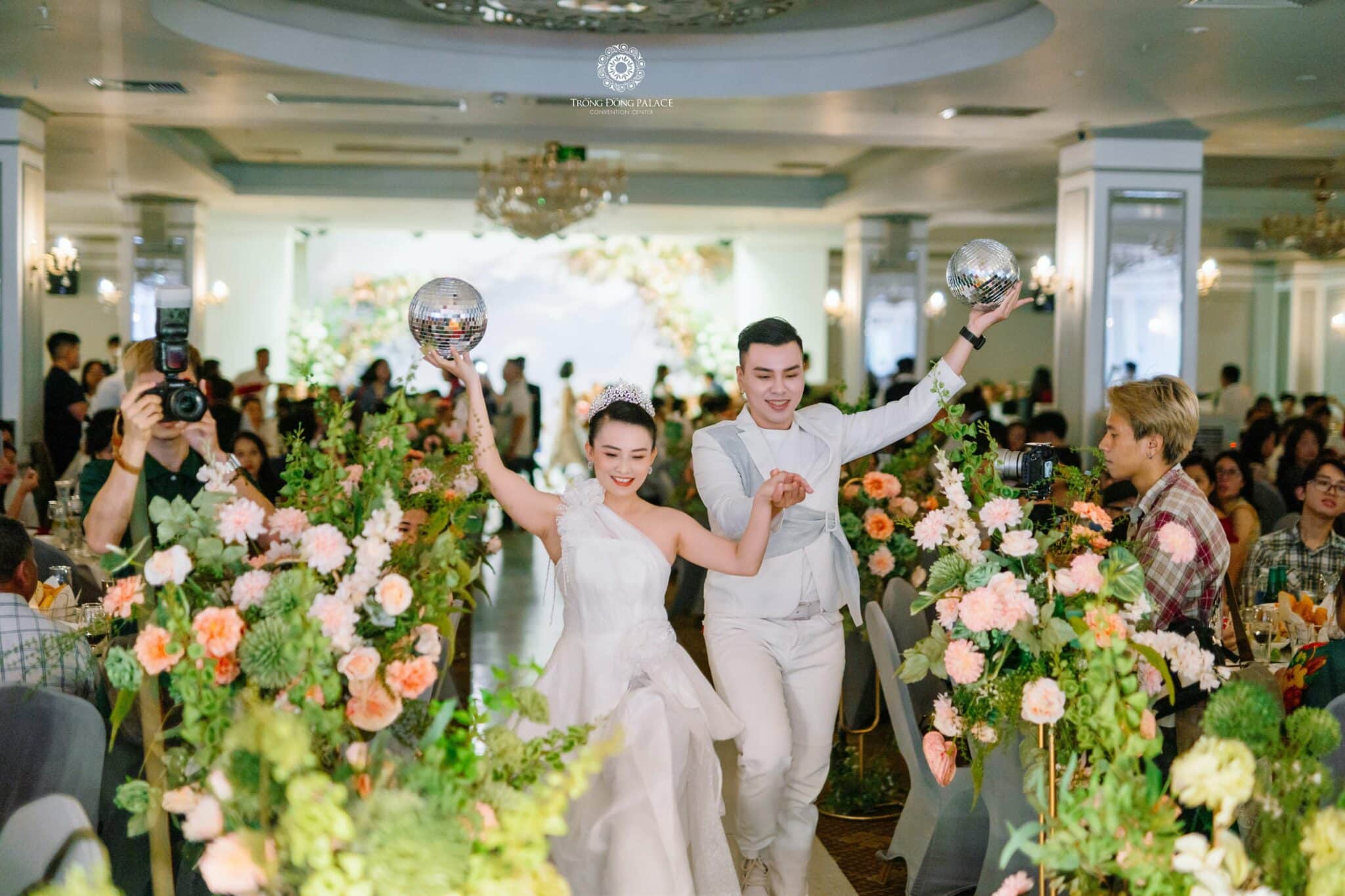 Thuê vũ công chuyên nghiệp tạo nên không khí sôi động và lôi cuốn cho buổi tiệc cưới