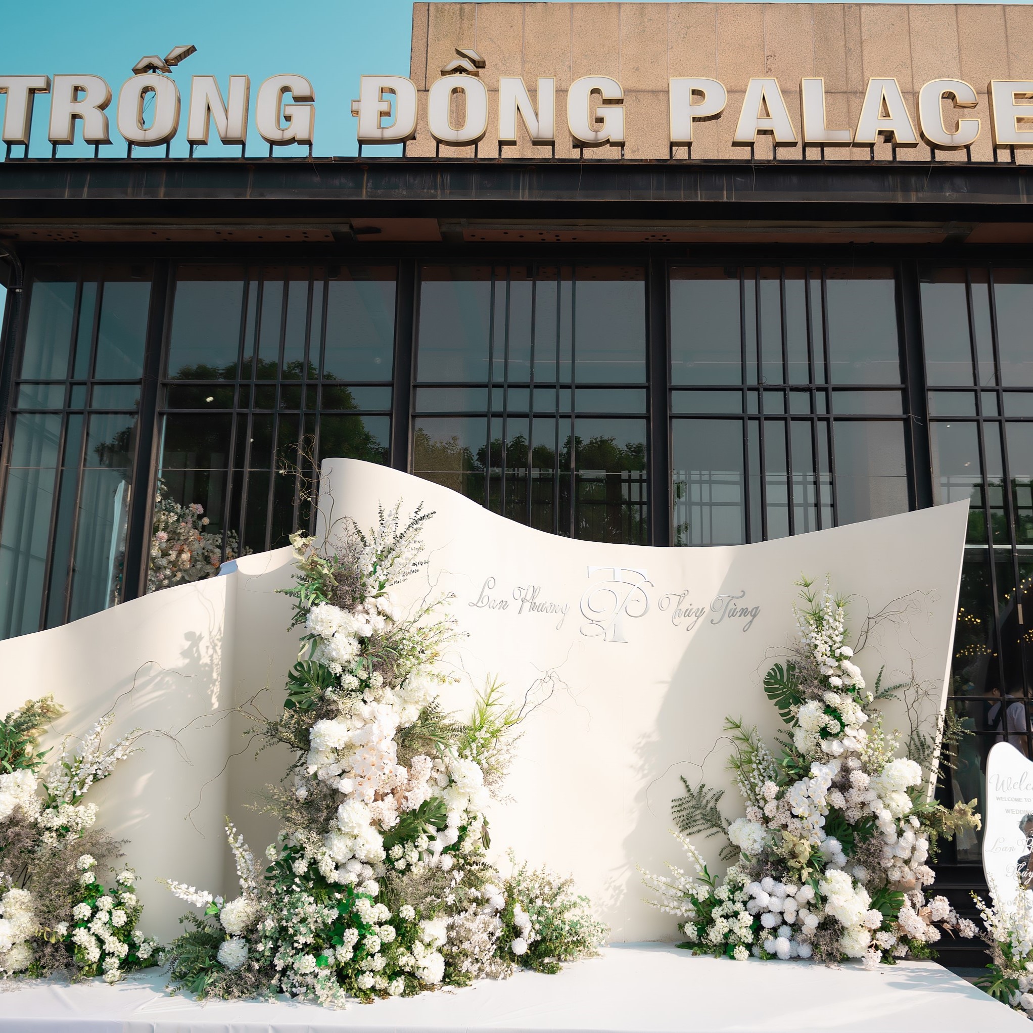 Backdrop là một phần không thể thiếu trong trang trí tiệc cưới