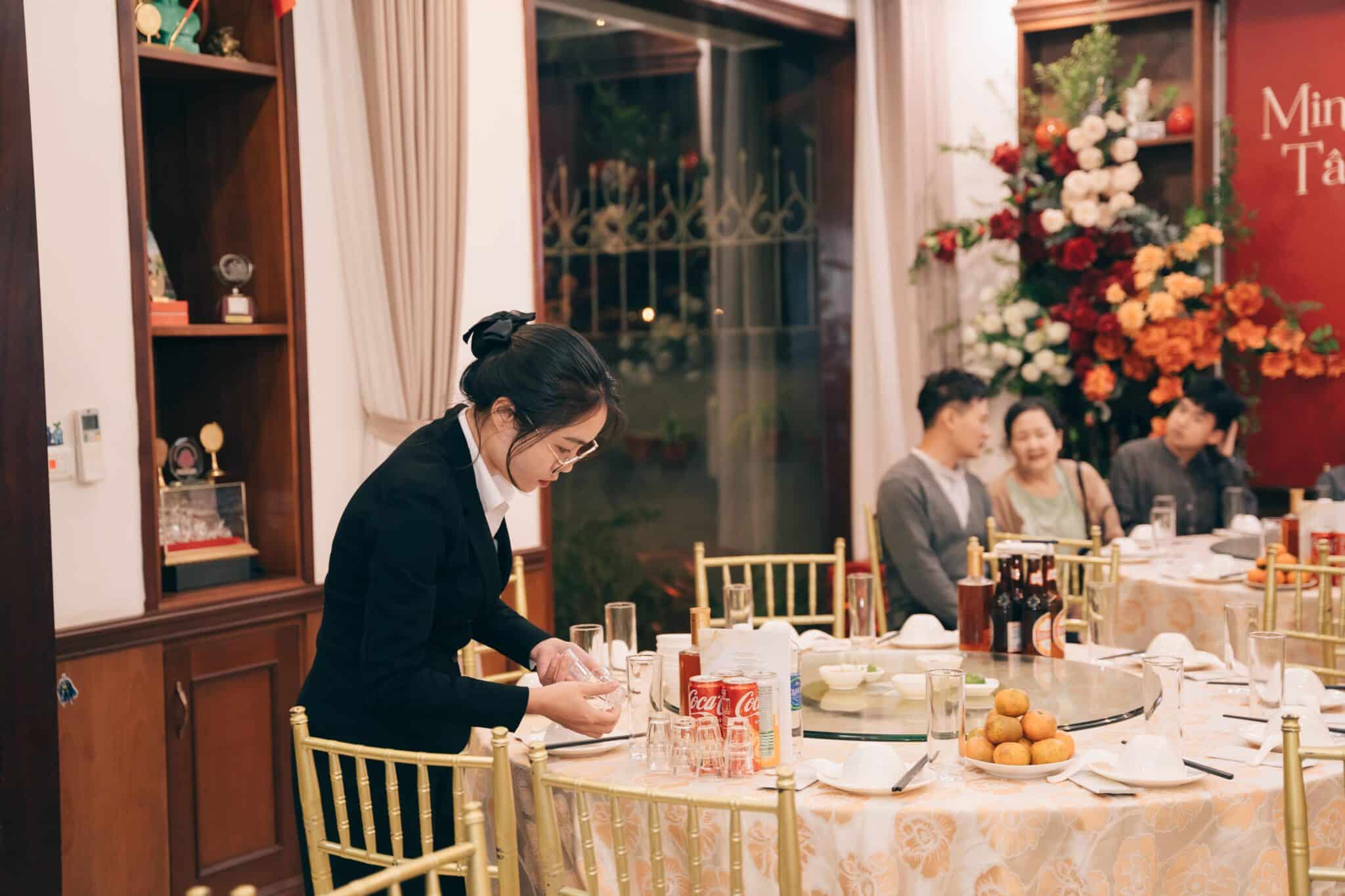Nhân viên phục vụ tận nơi, chuyên nghiệp, tận tâm
