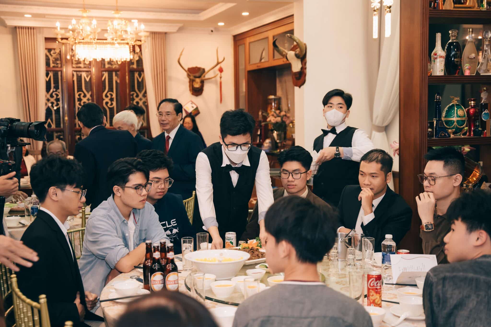 Nhân viên phục vụ tận nơi, chuyên nghiệp, tận tâm