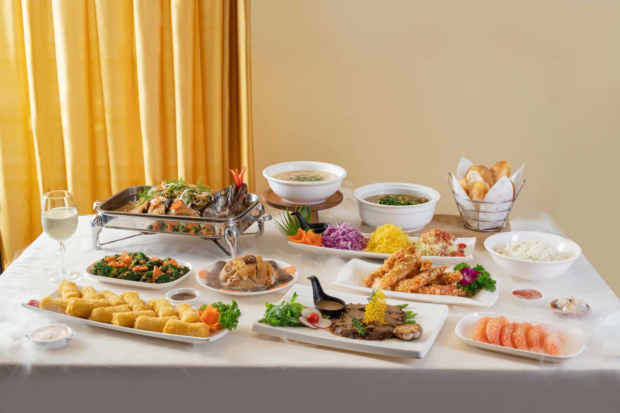 Thực đơn tiệc tại gia đa dạng với hàng trăm món ăn được đội ngũ đầu bếp giàu kinh nghiệm của Trống Đồng Palace chế biến