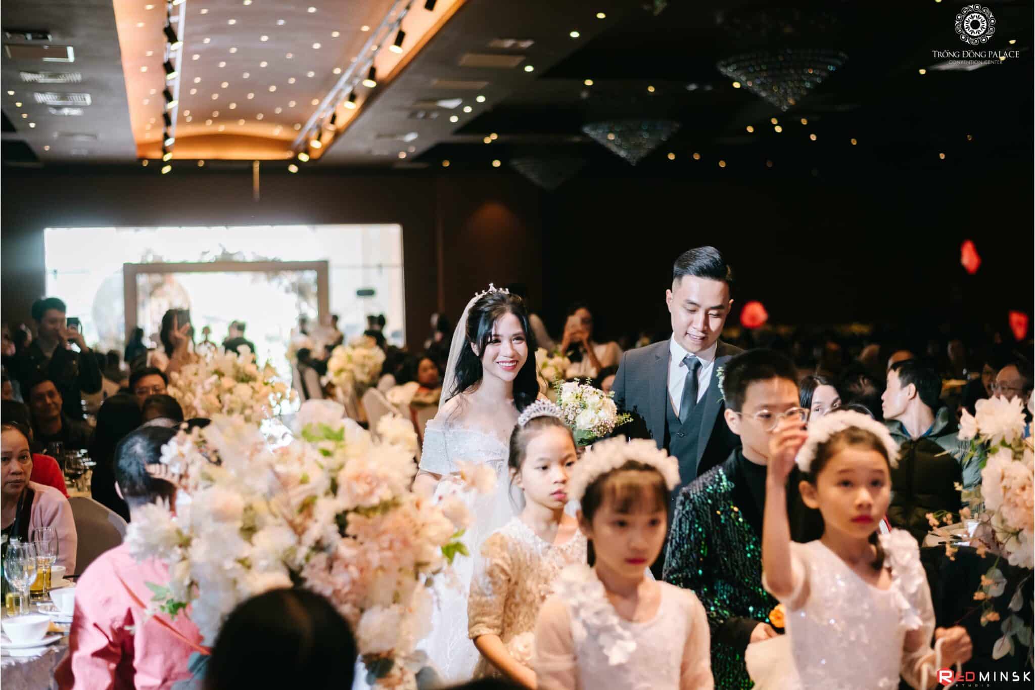 Màu sắc là một yếu tố cực kỳ quan trọng trong trang trí tiệc cưới hiện đại