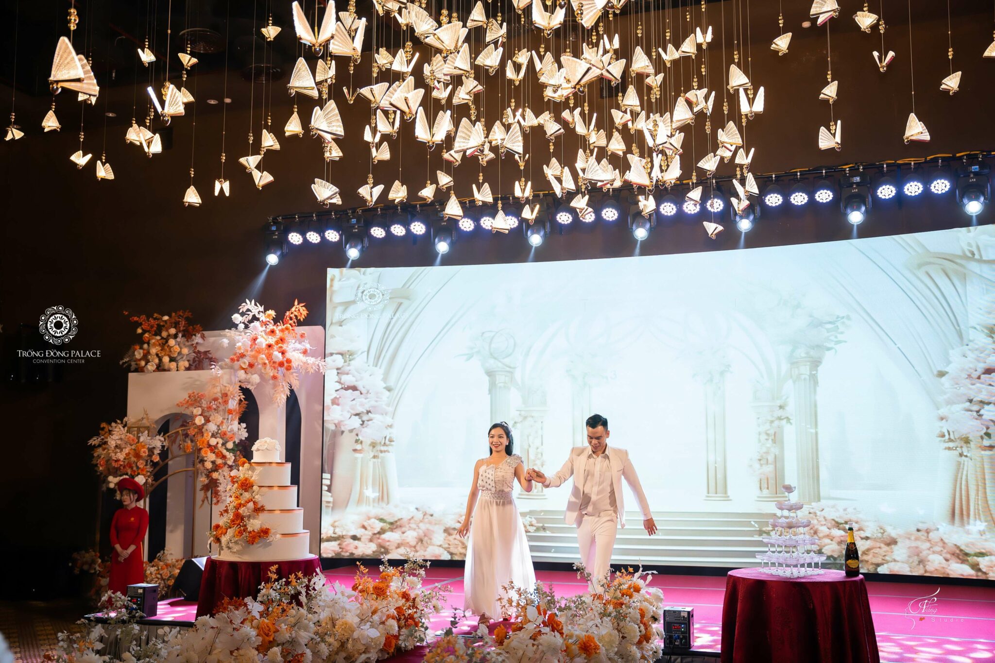 chủ đề hiện đại có thể là lựa chọn tuyệt vời với cặp đôi thích sự mới mẻ và sáng tạo