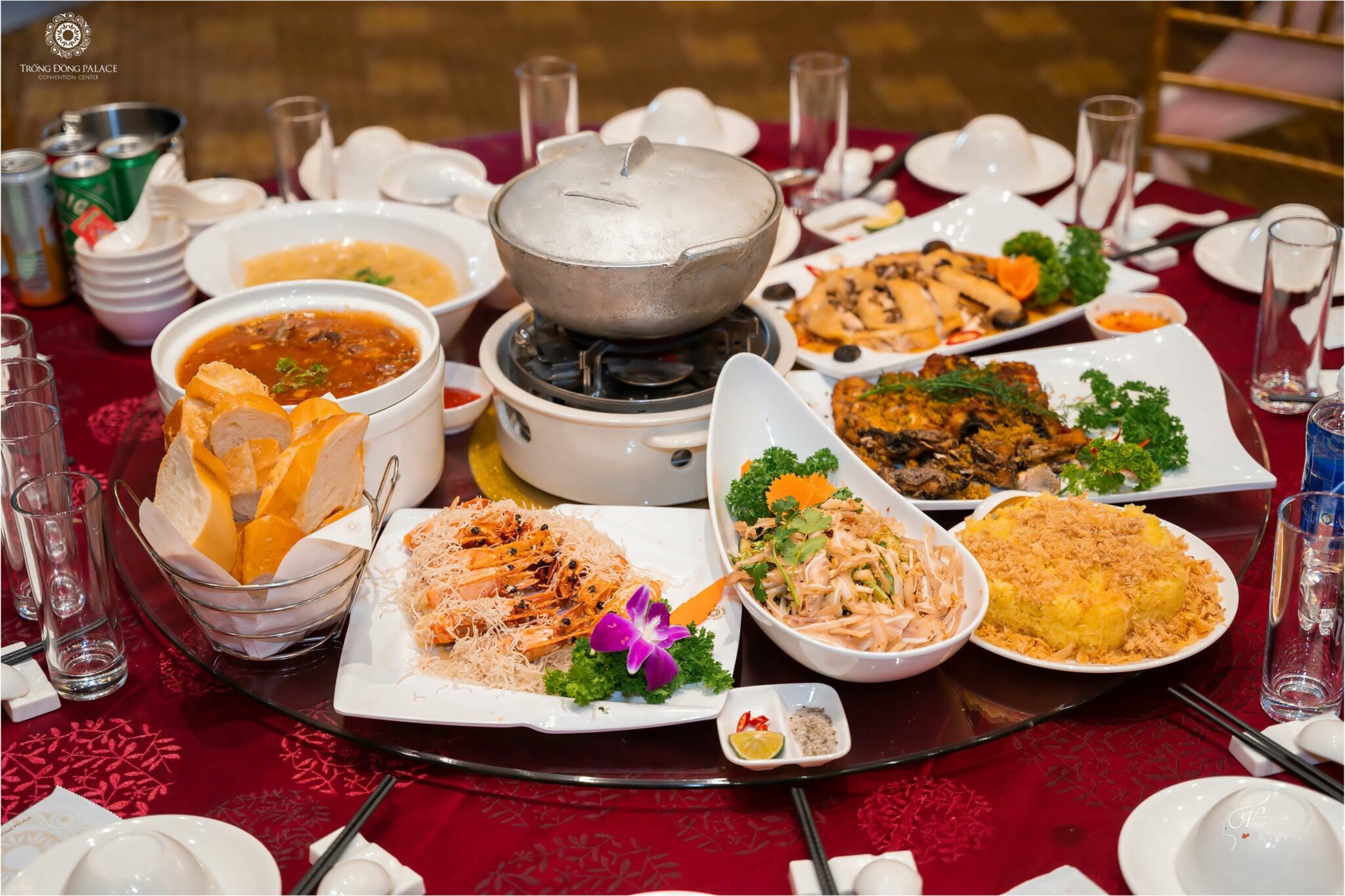 Trống Đồng Palace cung cấp một thực đơn đa dạng và phong phú